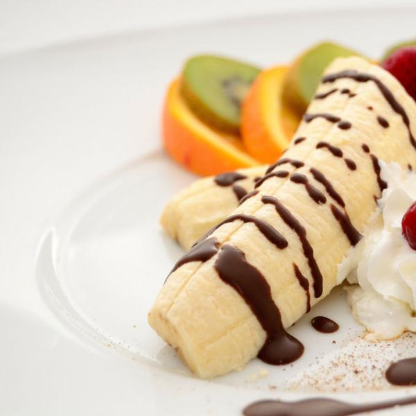 Banán s čokoládou a ovocem